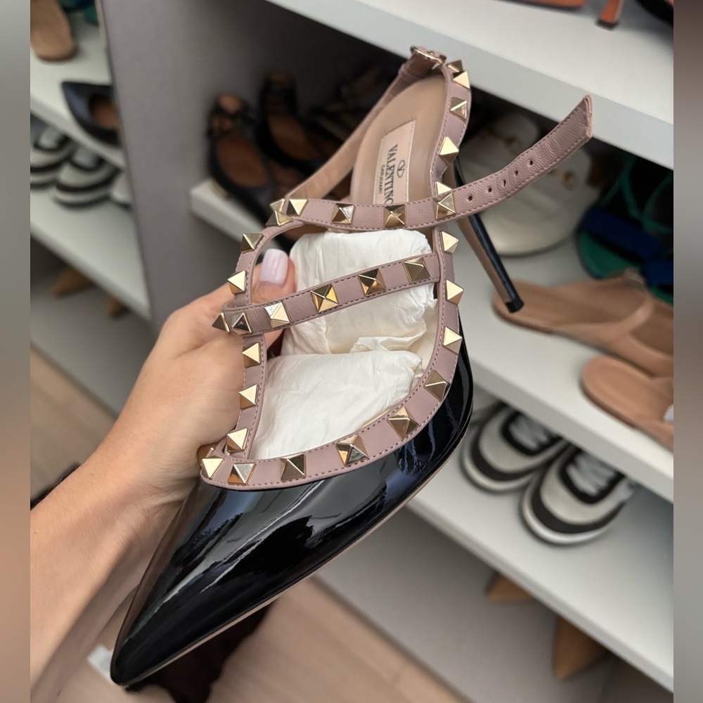 Rockstud ankle strap pump in patent leather, Platinum finish studs,Made in Italy
